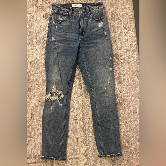 Abercrombie and Fitch High Rise Skinny Jeans. Size 0/25 - Picture 3 of 8